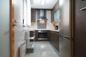 Een koelkast, een microgolfoven, een oven, een vaatwasser