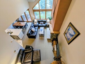 Televisio, takka, stereot, työhuone