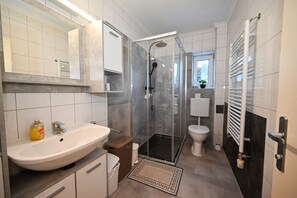 浴槽、ヘアドライヤー、タオル