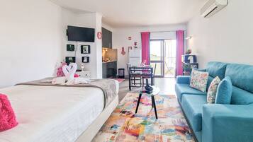 Een strijkplank/strijkijzer, gratis wifi, beddengoed