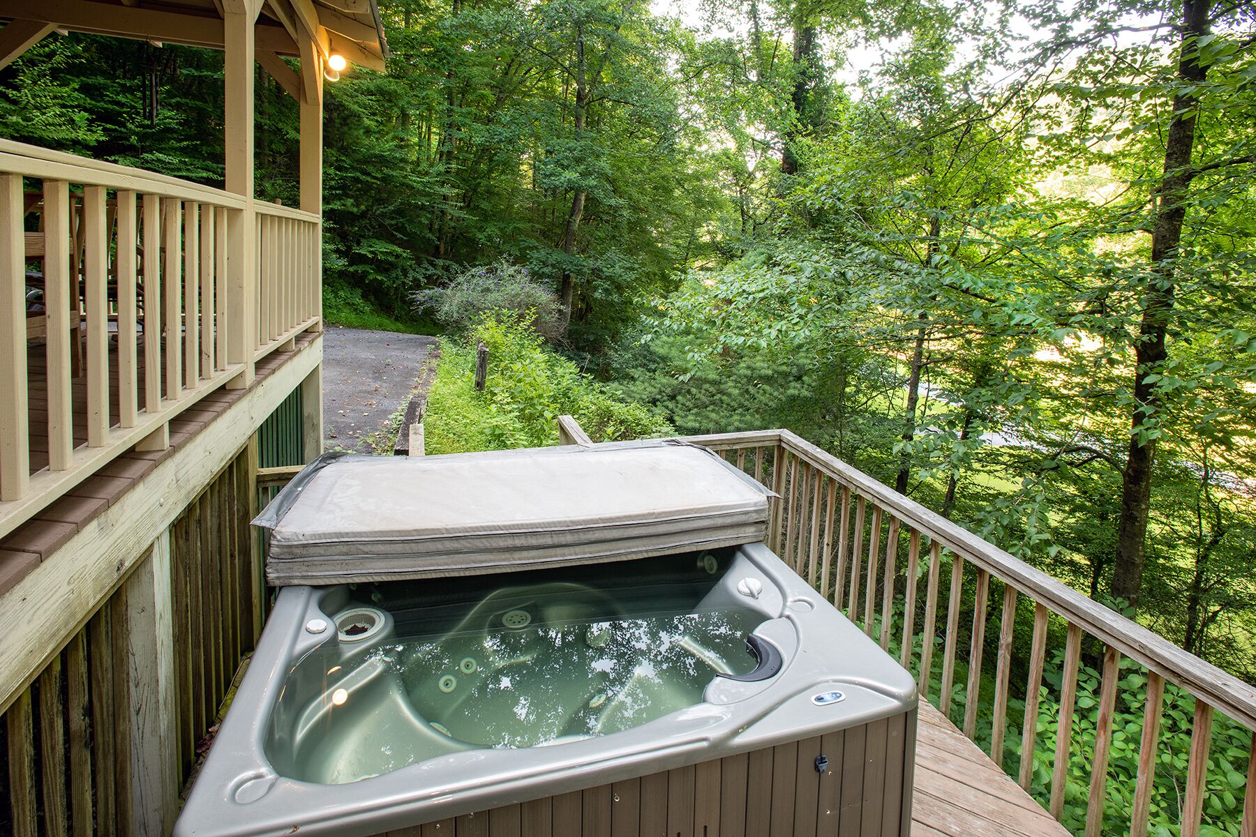 Bright and Airy Mountain Cabin, Hot tub, Pet Friendly, WiFi, Fireplace