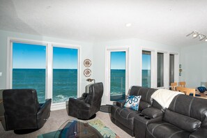 Smart-TV, peis, DVD-spiller og bøker