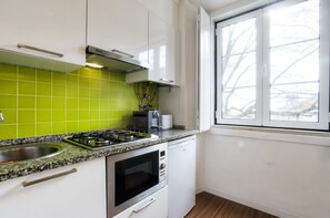 Cafetera y tetera, refrigerador, microondas y tostadora 