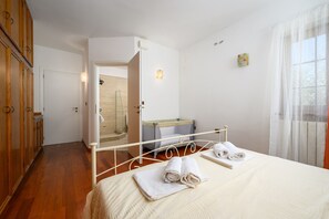 1 室のベッドルーム、アイロン / アイロン台、WiFi (無料)、ベッドシーツ