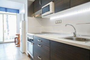 Een koelkast, een microgolfoven, een oven