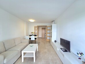TV - HomeHolidaysRentals Lorraine- Costa Barcelona (Malgrat de Mar)