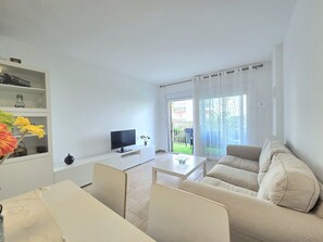 TV - HomeHolidaysRentals Lorraine- Costa Barcelona (Malgrat de Mar)
