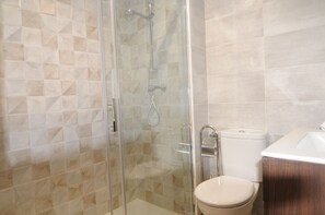 Douche, sèche-cheveux, serviettes fournies