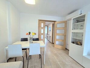 Dining - HomeHolidaysRentals Lorraine- Costa Barcelona (Malgrat de Mar)