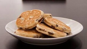 Una torre de tortitas sobre una mesa en una cocina.