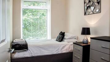 3 bedrooms, iron/ironing board, internet, bed sheets