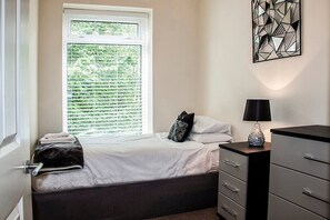 3 bedrooms, iron/ironing board, internet, bed sheets