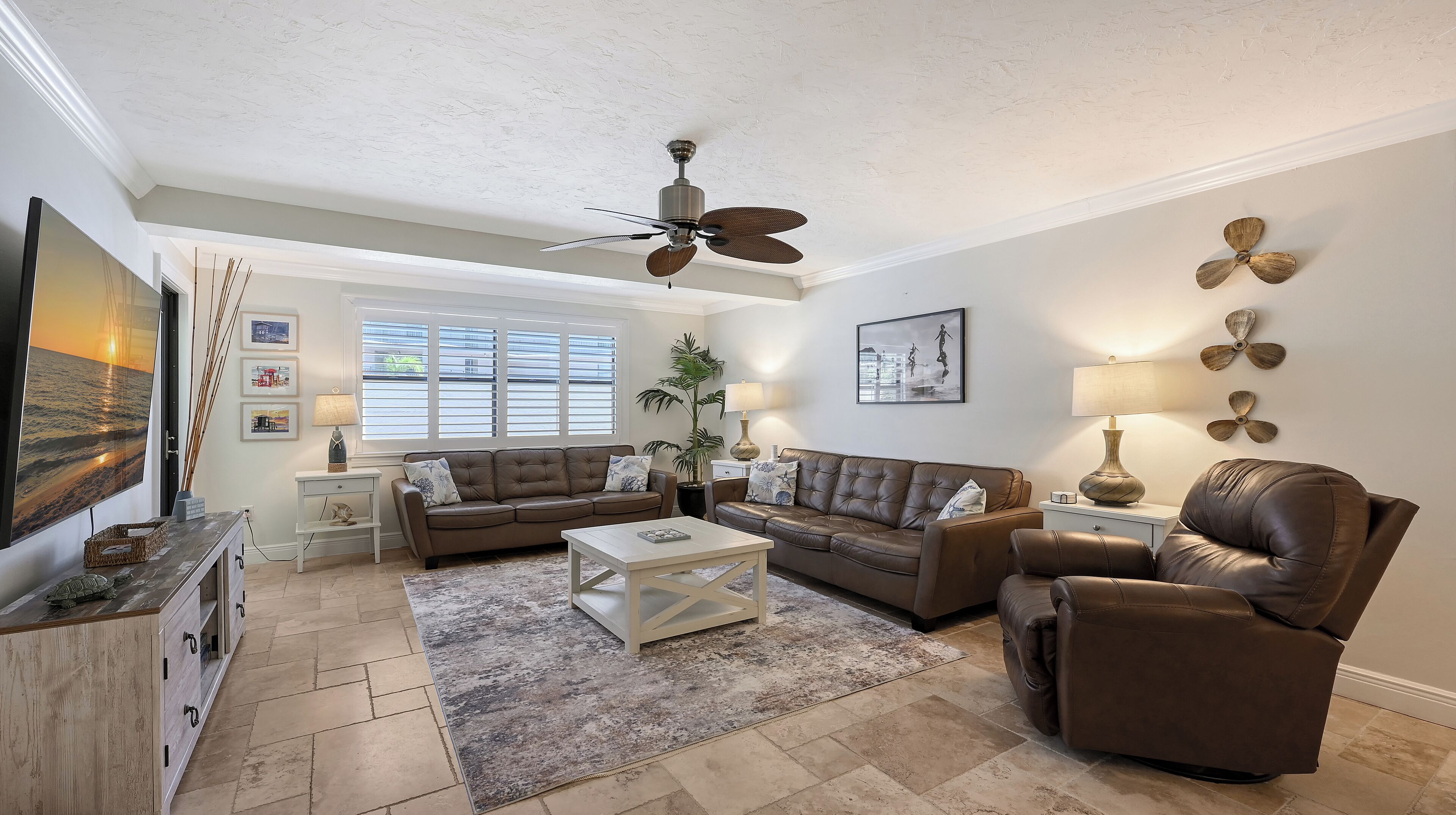 Smart TV, DVD player, books, offices