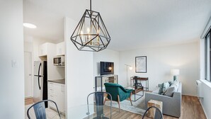 Un apartamento moderno con comedor, cocina y sala de estar.