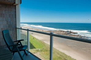 Property grounds - Promo! Top Floor Condo-Oceanfront, HDTV, Private Hot Tub, Indoor Pool, Wifi! (Lincoln City)