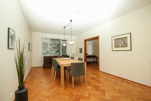 Villa Deluxe, 5 chambres | Repas dans la chambre