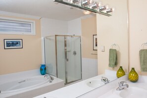 Ensemble douche/baignoire, baignoire Ă jets, sĂšche-cheveux