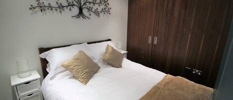 1 dormitorio, tabla de planchar con plancha, Internet y ropa de cama