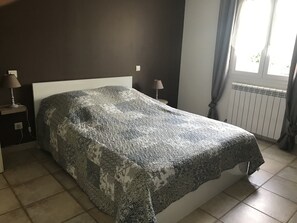 2 chambres, fer et planche à repasser, lits bébé, Wi-Fi