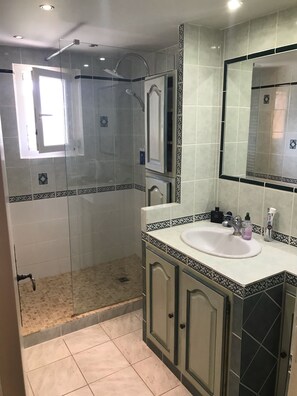 Shower, hair dryer, towels - Detached house not overlooked air conditioned with enclosed garden and swimming pool  (Saumane-de-Vaucluse)