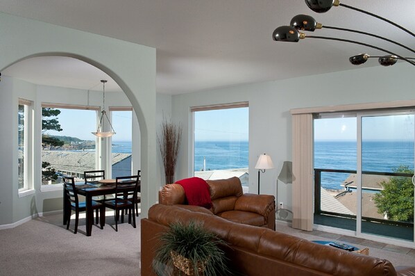 Smart TV, fireplace, DVD player