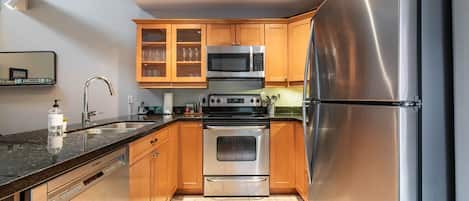 Réfrigérateur, micro-ondes, four, plaque de cuisson