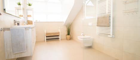 Apartment, 4 Bedrooms, Sea View | Bathroom | Shower, hair dryer, towels, soap