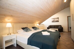 4 bedrooms, desk, blackout curtains, soundproofing - Thorsplan Luxury Apartment (Hafnarfjordur)