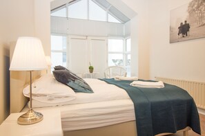4 bedrooms, desk, blackout curtains, soundproofing - Thorsplan Luxury Apartment (Hafnarfjordur)