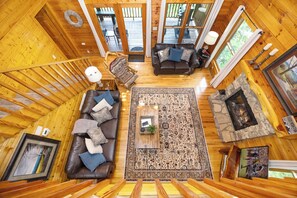 Téléviseur, foyer, lecteur de DVD, table de baby-foot