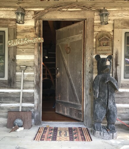 Mountain View Cabin (sleeps 4) & Bunkhouse (sleeps 6) 