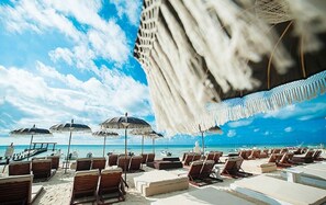 Am Strand, Liegestühle, Strandtücher