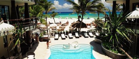 Alberca al aire libre y alberca climatizada