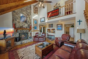 Televisio, takka, kirjoja