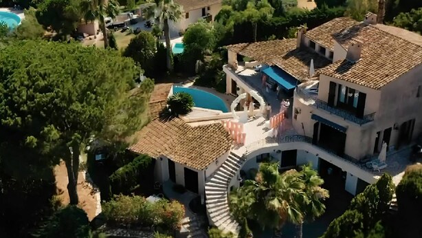 A large, multi-story house with a swimming pool, surrounded by lush greenery and palm trees. - Large sea-view villa with 3 independent apartments (Mandelieu-la-Napoule)