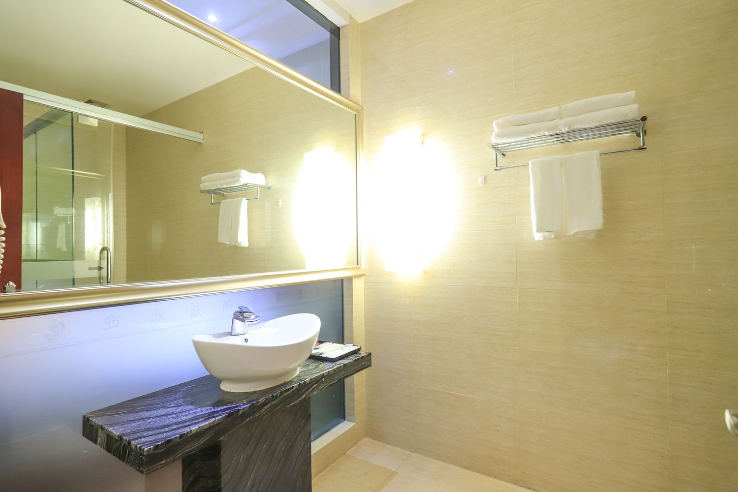 ห้องสแตนดาร์ดดับเบิล, ไม่มีหน้าต่าง | ห้องน้ำ | ฝักบัว, ของใช้ในห้องน้ำฟรี, ไดร์เป่าผม, รองเท้าสวมภายในห้อง