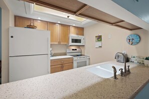 冰箱、微波炉、烤箱、炉灶