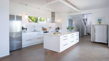 Fridge, oven, dishwasher, coffee/tea maker