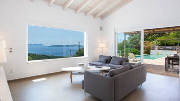 Flatskjerm-TV, DVD-spiller, bøker og stereoanlegg