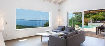 Villa Lefki. spacieuse et contemporaine , Piscine privée extra large.