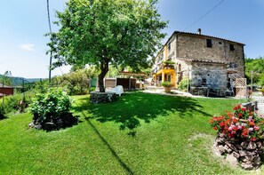 Property grounds - Home on the hills overlooking Pescia, between Lucca and Florence, private pool with salted water (Lanciole)