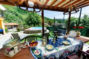 Outdoor dining - Home on the hills overlooking Pescia, between Lucca and Florence, private pool with salted water (Lanciole)