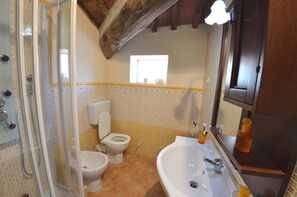 Shower, bidet - Home on the hills overlooking Pescia, between Lucca and Florence, private pool with salted water (Lanciole)