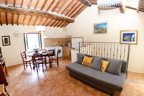 TV - Home on the hills overlooking Pescia, between Lucca and Florence, private pool with salted water (Lanciole)
