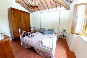 3 bedrooms, travel crib, free WiFi - Home on the hills overlooking Pescia, between Lucca and Florence, private pool with salted water (Lanciole)