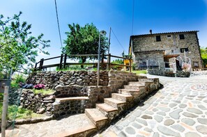 Property grounds - Home on the hills overlooking Pescia, between Lucca and Florence, private pool with salted water (Lanciole)
