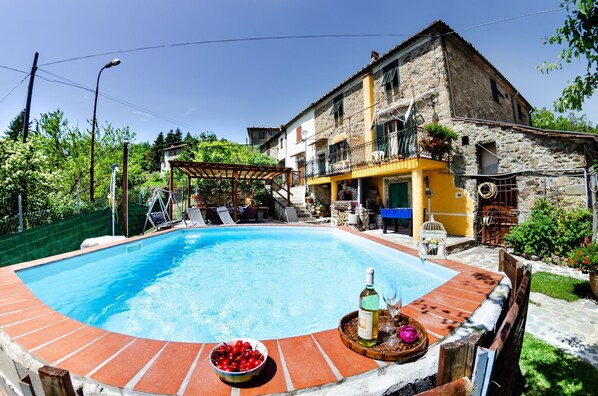 Pool - Home on the hills overlooking Pescia, between Lucca and Florence, private pool with salted water (Lanciole)