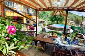 Outdoor dining - Home on the hills overlooking Pescia, between Lucca and Florence, private pool with salted water (Lanciole)