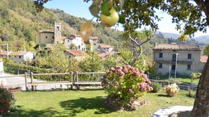 A rural village with stone buildings, a stone wall, and a bench. - Home on the hills overlooking Pescia, between Lucca and Florence, private pool with salted water (Lanciole)
