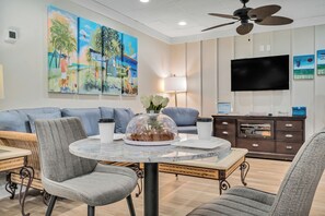 Dining - Dog Friendly Hotel-Books Fast-Across from the Beach (Destin)